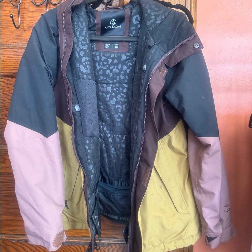 Volcom Women's Gore‑Tex Shell Jacket - Mauve & Black